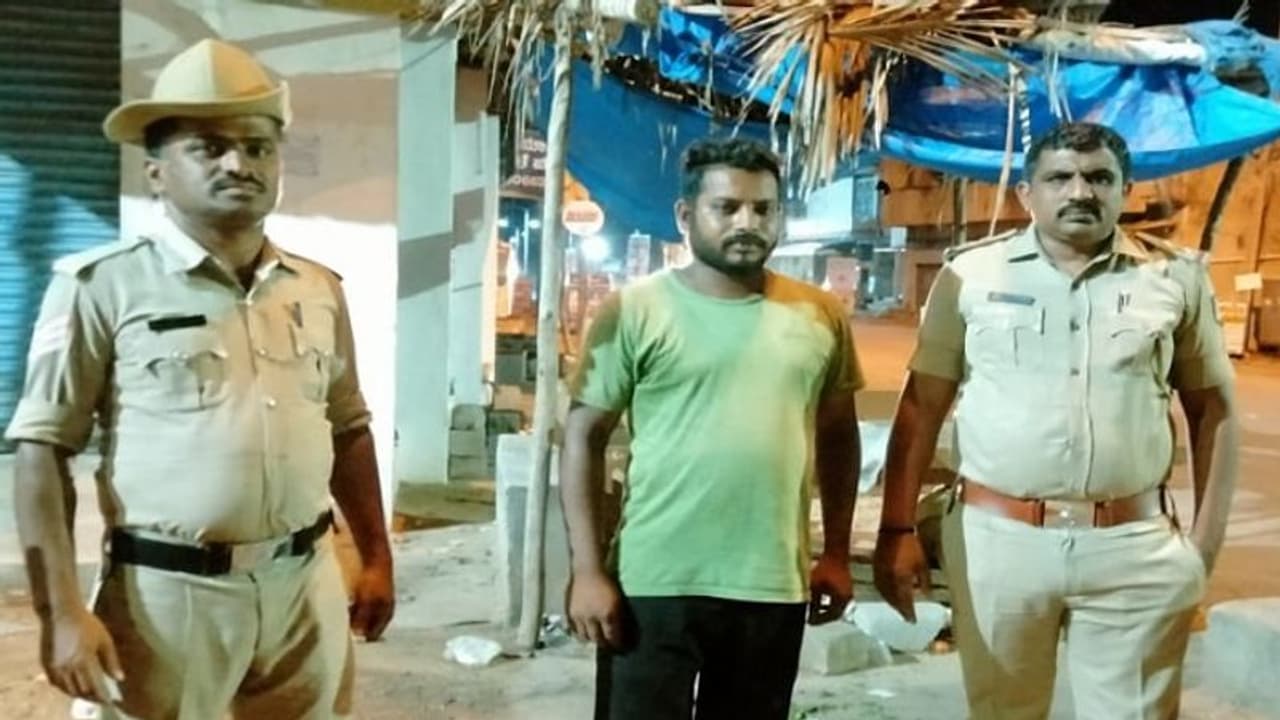 ರಾಮನಗರ: ರೌಡಿಶೀಟರ್ಗಳ ಮನೆ ಮೇಲೆ ಪೊಲೀಸರ ದಿಢೀರ್ ದಾಳಿ ರಾಮನಗರ: ರೌಡಿಶೀಟರ್ಗಳ ಮನೆ ಮೇಲೆ ಪೊಲೀಸರ ದಿಢೀರ್ ದಾಳಿ