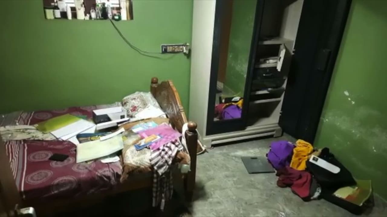 പട്ടാപ്പകൽ വീട് കുത്തിത്തുറന്ന് കവർച്ച, 20 പവനും, 22,000 രൂപയും കവർന്നു പട്ടാപ്പകൽ വീട് കുത്തിത്തുറന്ന് കവർച്ച, 20 പവനും, 22,000 രൂപയും കവർന്നു