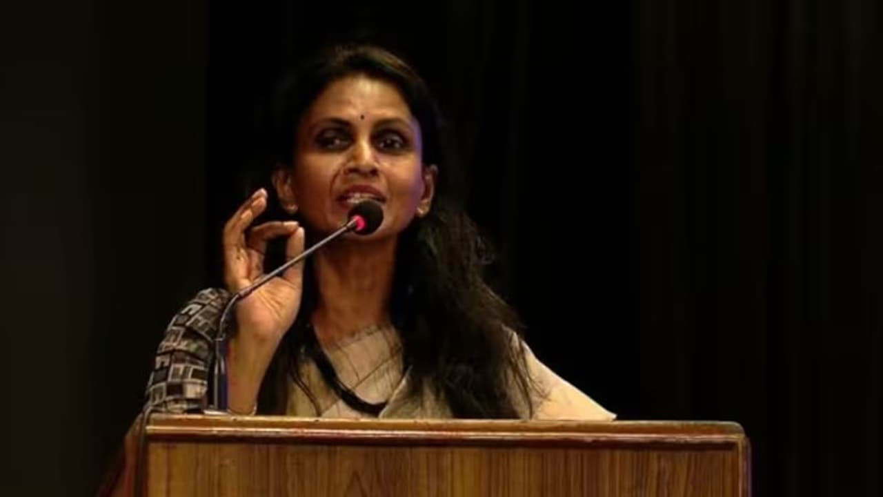 നടിയെ ആക്രമിച്ച കേസ്; മുൻ ഡിജിപി ആർ ശ്രീലേഖയ്ക്ക് നോട്ടീസ്, ഹർജി നൽകിയത് ആക്രമിക്കപ്പെട്ട നടി നടിയെ ആക്രമിച്ച കേസ്; മുൻ ഡിജിപി ആർ ശ്രീലേഖയ്ക്ക് നോട്ടീസ്, ഹർജി നൽകിയത് ആക്രമിക്കപ്പെട്ട നടി