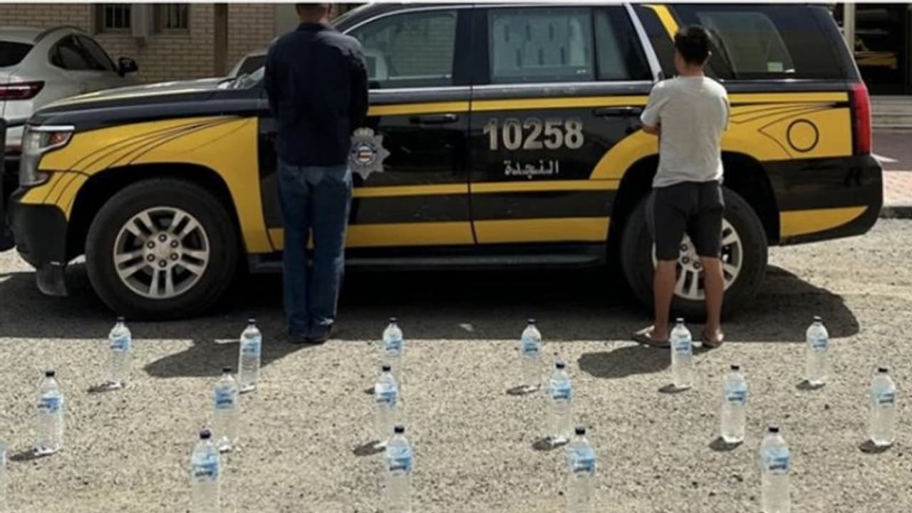 18 കുപ്പി മദ്യം കൈവശം വെച്ചിരുന്ന രണ്ട് പ്രവാസികളെ പൊലീസ് അറസ്റ്റ് ചെയ്തു 18 കുപ്പി മദ്യം കൈവശം വെച്ചിരുന്ന രണ്ട് പ്രവാസികളെ പൊലീസ് അറസ്റ്റ് ചെയ്തു