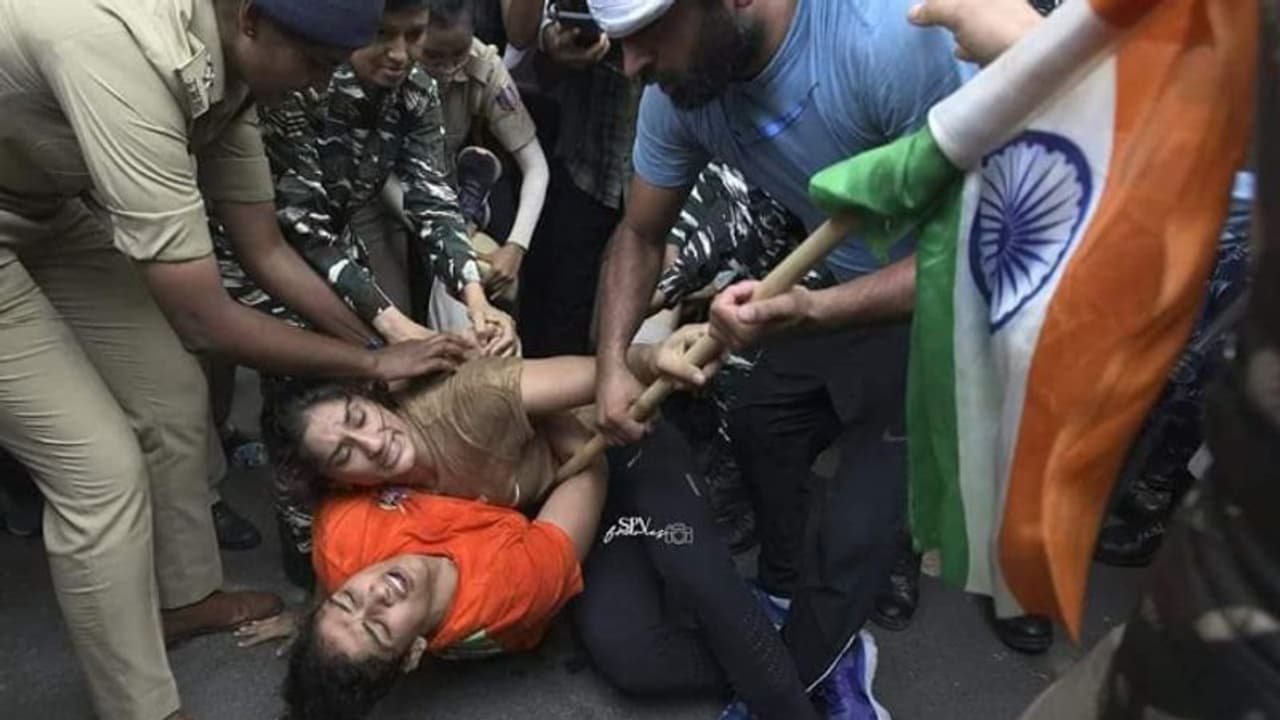 ഗുസ്തി താരങ്ങൾക്കെതിരെ കേസെടുത്ത് ദില്ലി പൊലീസ്