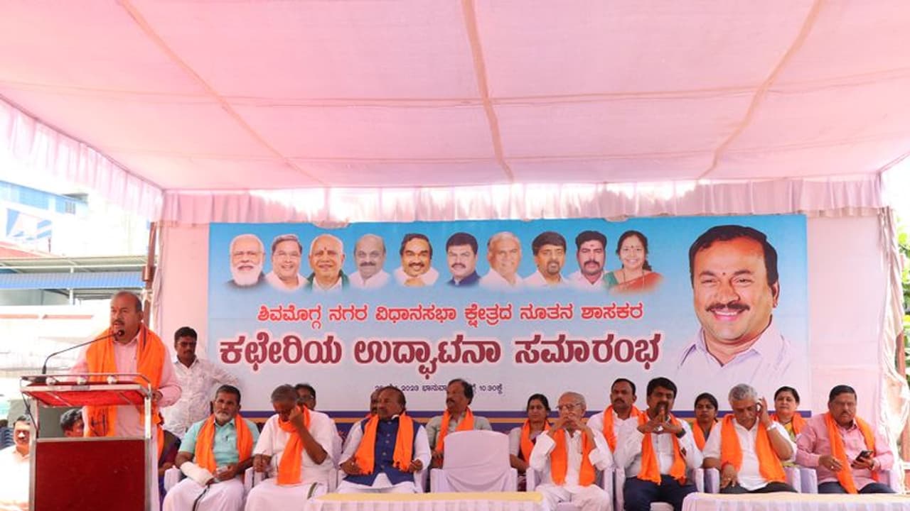 ಬಿಜೆಪಿ ಬ್ಯಾನರ್ನಲ್ಲಿ ಸಿಎಂ ಸಿದ್ದು ಪೋಟೋ: ಸಾಮಾಜಿಕ ಜಾಲತಾಣದಲ್ಲಿ ವೈರಲ್ ಬಿಜೆಪಿ ಬ್ಯಾನರ್ನಲ್ಲಿ ಸಿಎಂ ಸಿದ್ದು ಪೋಟೋ: ಸಾಮಾಜಿಕ ಜಾಲತಾಣದಲ್ಲಿ ವೈರಲ್