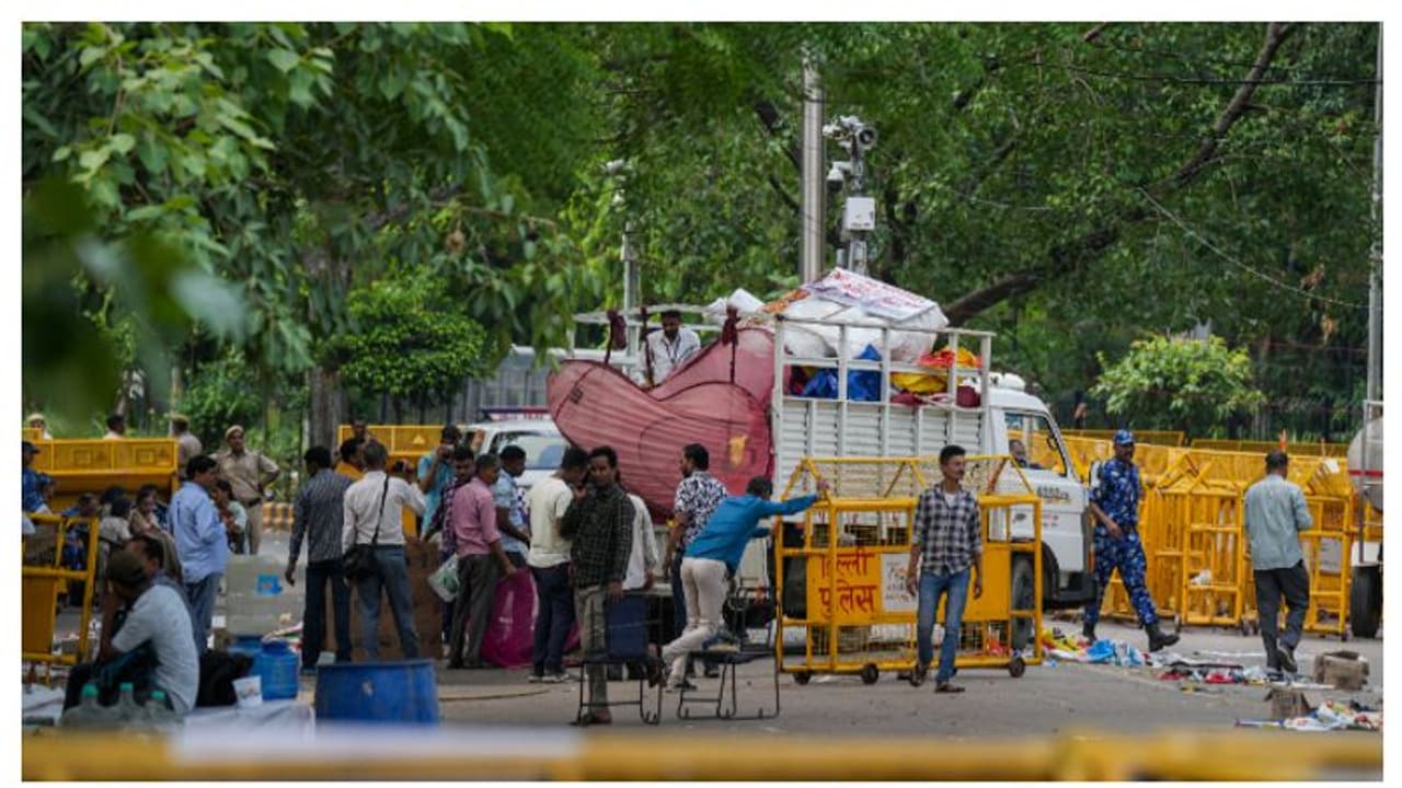 ഗുസ്തി താരങ്ങളെ ജന്തർ മന്തറിലേക്ക് പ്രവേശിപ്പിക്കാതെ പൊലീസ്, വഴിയടച്ചു; കേരള ഹൗസിലെ മുറികളൊഴിഞ്ഞ് താരങ്ങൾ ഗുസ്തി താരങ്ങളെ ജന്തർ മന്തറിലേക്ക് പ്രവേശിപ്പിക്കാതെ പൊലീസ്, വഴിയടച്ചു; കേരള ഹൗസിലെ മുറികളൊഴിഞ്ഞ് താരങ്ങൾ