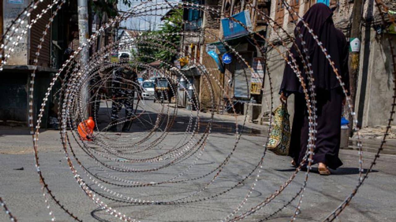 ഇന്ത്യയിലെ ദളിത് മുസ്ലിങ്ങളുടെ സംവരണം ആറ് മാസത്തിൽ അവസാനിക്കാൻ കാരണക്കാര് ആര്? ഇന്ത്യയിലെ ദളിത് മുസ്ലിങ്ങളുടെ സംവരണം ആറ് മാസത്തിൽ അവസാനിക്കാൻ കാരണക്കാര് ആര്?