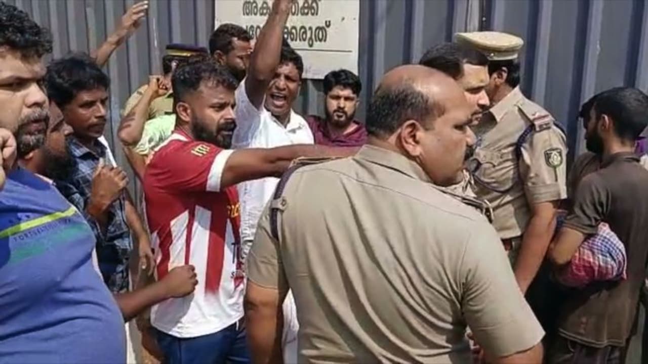 റസാഖിന്റെ ആത്മഹത്യ: പുളിക്കലിൽ പ്ലാസ്റ്റിക് സംസ്കരണ പ്ലാന്റ് തുറക്കാനുള്ള ശ്രമം തടഞ്ഞു റസാഖിന്റെ ആത്മഹത്യ: പുളിക്കലിൽ പ്ലാസ്റ്റിക് സംസ്കരണ പ്ലാന്റ് തുറക്കാനുള്ള ശ്രമം തടഞ്ഞു