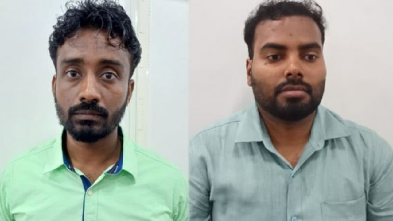 കരിപ്പൂരില് ഒരു കോടിയുടെ സ്വര്ണം കടത്താന്ശ്രമം; രണ്ടുപേര് പിടിയില് കരിപ്പൂരില് ഒരു കോടിയുടെ സ്വര്ണം കടത്താന്ശ്രമം; രണ്ടുപേര് പിടിയില്