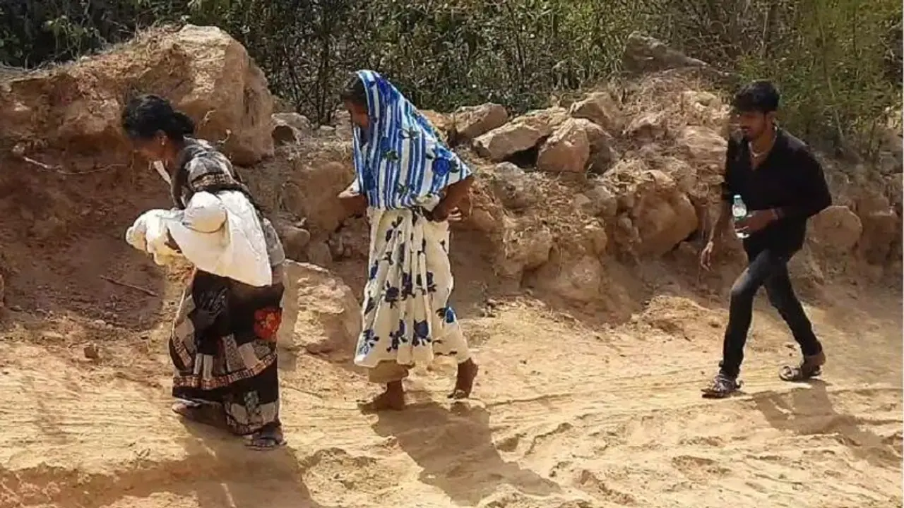 హృదయ విదారక ఘటన: 10 కిలోమీటర్లు మృతదేహాన్ని నడుచుకుంటూ మోసుకెళ్లిన కుటుంబ సభ్యులు హృదయ విదారక ఘటన: 10 కిలోమీటర్లు మృతదేహాన్ని నడుచుకుంటూ మోసుకెళ్లిన కుటుంబ సభ్యులు