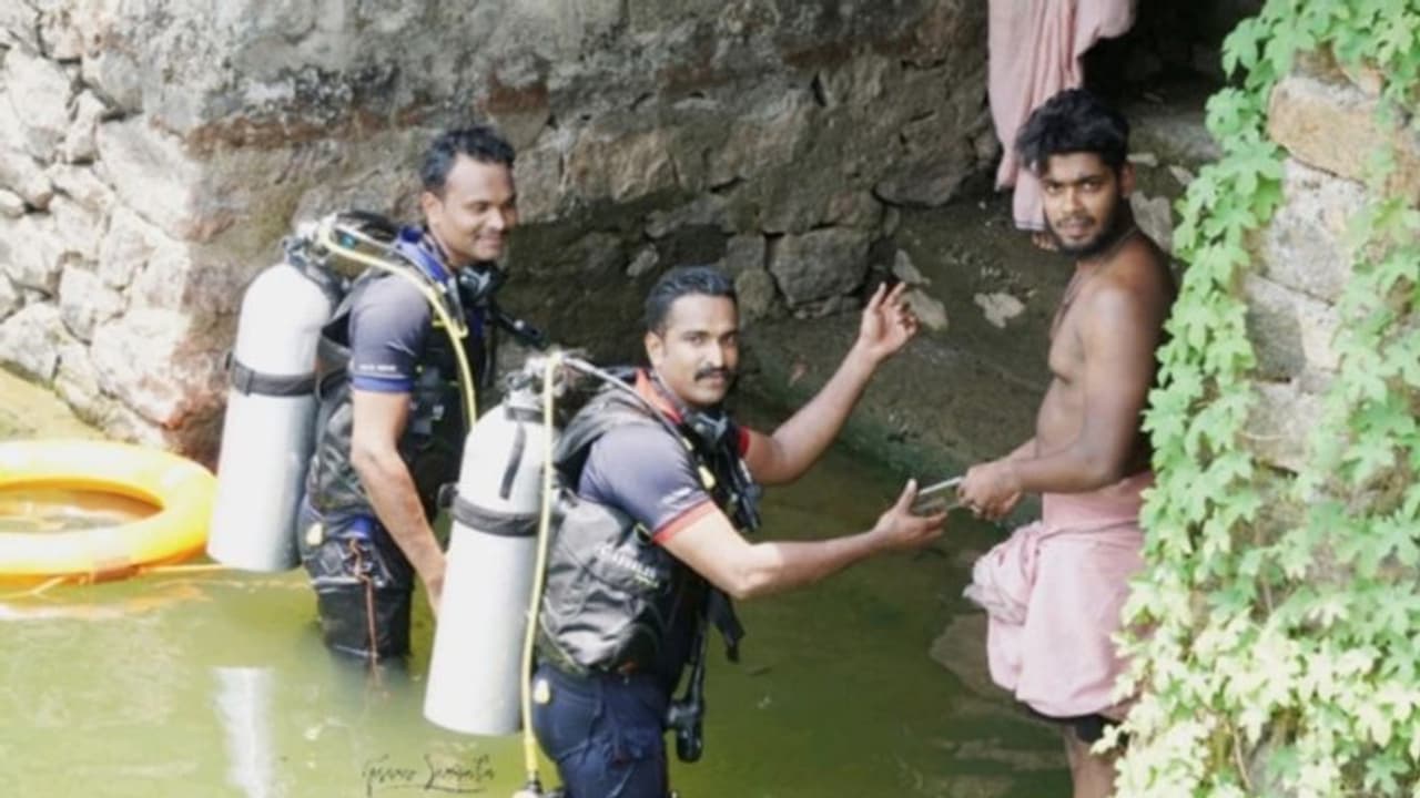 ക്ഷേത്രക്കുളത്തില് ഐ ഫോണ് വീണു, തെരച്ചിലിനെത്തി അഗ്നിരക്ഷാ സേന; ഒടുവില് ആശ്വാസം ക്ഷേത്രക്കുളത്തില് ഐ ഫോണ് വീണു, തെരച്ചിലിനെത്തി അഗ്നിരക്ഷാ സേന; ഒടുവില് ആശ്വാസം