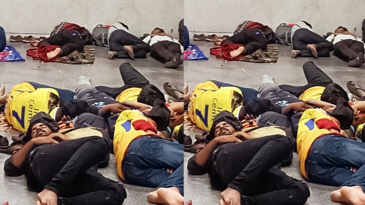 CSK vs GT IPL Finals 2023: ரயில் நிலையத்திலேயே படுத்து உறங்கிய சிஎஸ்கே ரசிகர்கள்!