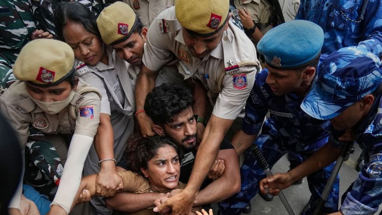 கவிஞர் வைரமுத்து மீது 19 பாலியல் குற்றச்சாட்டுகள் இருந்தும் ஒரு எஃப் ஐஆர் கூட பதியவில்லை – அண்ணாமலை! கவிஞர் வைரமுத்து மீது 19 பாலியல் குற்றச்சாட்டுகள் இருந்தும் ஒரு எஃப் ஐஆர் கூட பதியவில்லை – அண்ணாமலை!