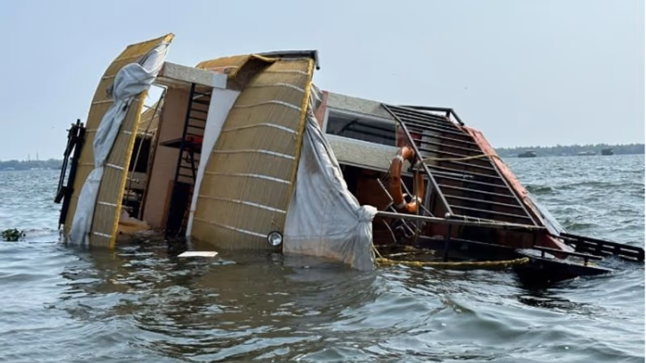 ആലപ്പുഴയിൽ മൂന്ന് യാത്രക്കാരുമായി പോയ ഹൗസ് ബോട്ട് കായലിൽ മുങ്ങി