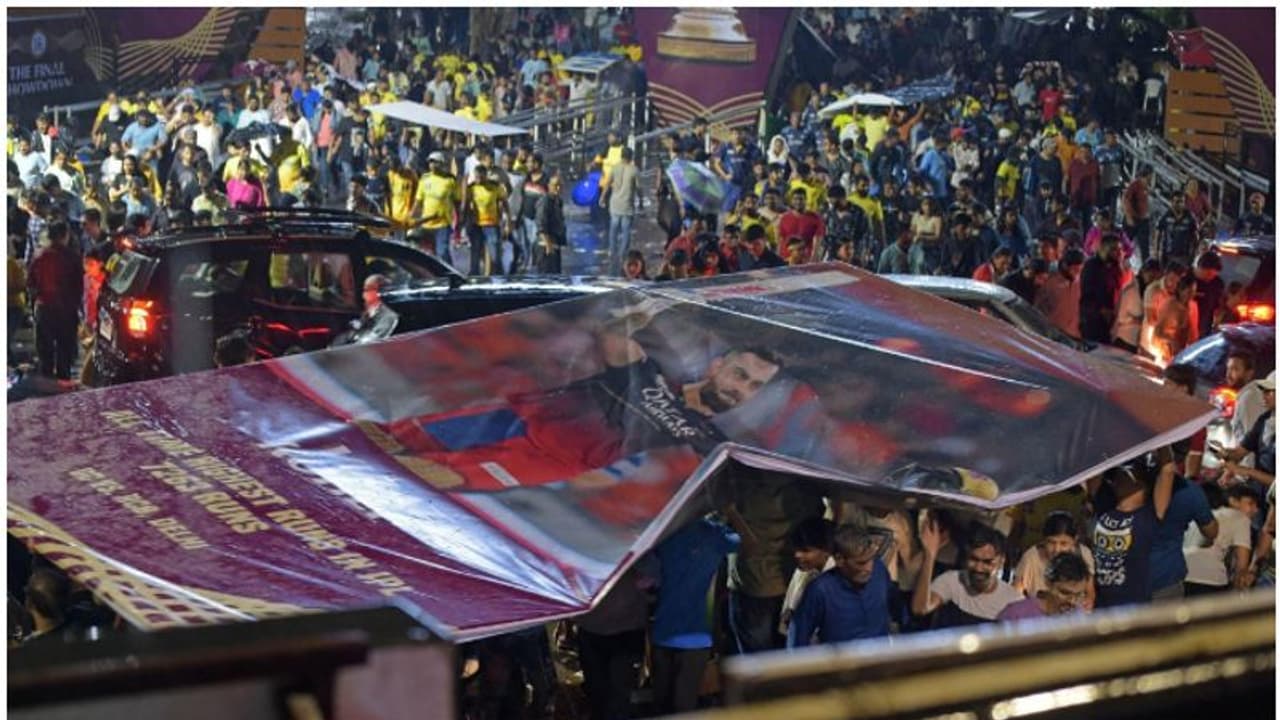 വീണ്ടും രക്ഷകനായി വിരാട് കോലി! ഇത്തവണ മഴയില്‍ നിന്ന്; കോലി... കോലി.. ചാന്‍റ്സ് മുഴക്കി ആരാധകര്‍ വീഡിയോ