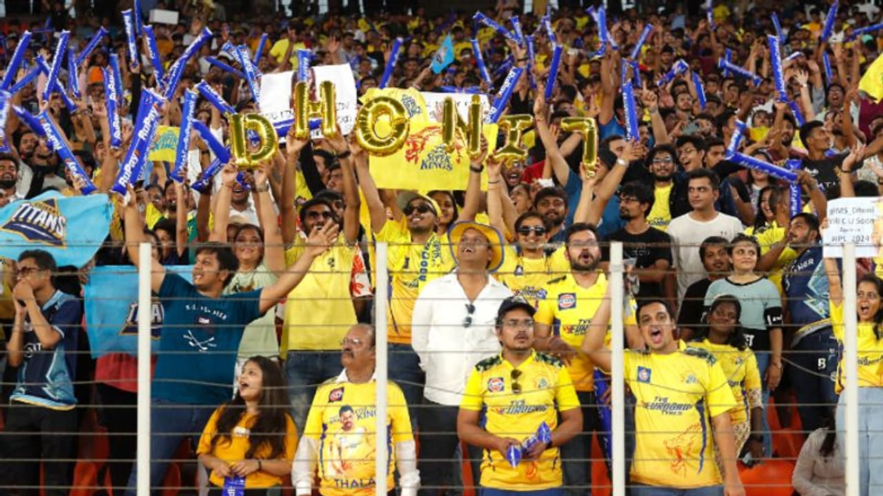 ഇന്നലത്തെ അടഞ്ഞമഴ, പാതി ഉറക്കം, പക്ഷേ 'തല' കപ്പെടുന്നത് കണ്ടിട്ടേ പോകൂ; ഇന്നും ധോണി ആരാധകരുടെ മഞ്ഞക്കടല്‍