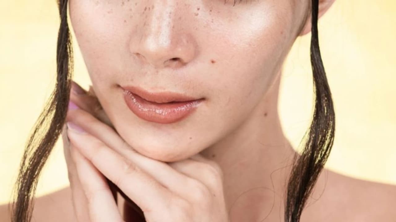 മുഖത്തെ കറുത്ത പാടുകള് എളുപ്പം അകറ്റാം; വീട്ടില് പരീക്ഷിക്കാം ഈ എട്ട് ഫേസ് പാക്കുകള്... മുഖത്തെ കറുത്ത പാടുകള് എളുപ്പം അകറ്റാം; വീട്ടില് പരീക്ഷിക്കാം ഈ എട്ട് ഫേസ് പാക്കുകള്...