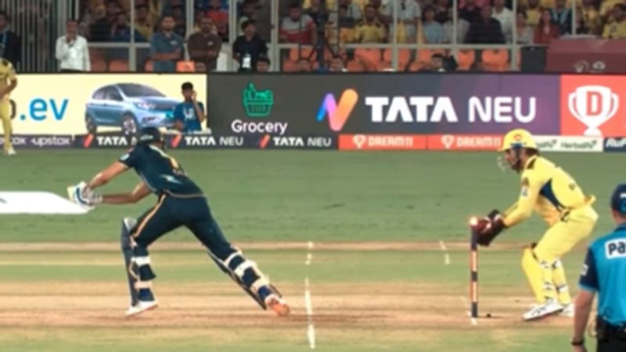 ഇതെങ്ങനെ കണ്ണുകള്‍ വിശ്വസിക്കും! മിന്നല്‍ ഗില്ലിനെ മിന്നല്‍ സ്റ്റംപിംഗ് ചെയ്‌ത് ധോണി വീഡിയോ 