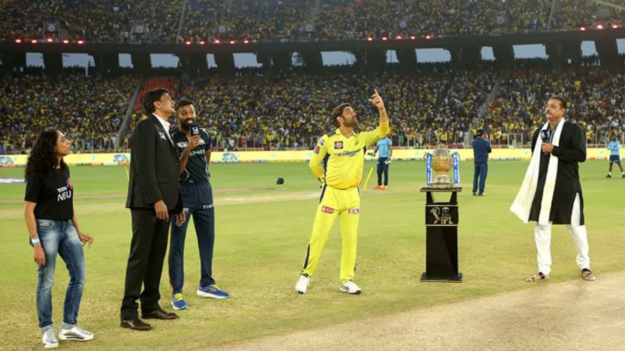 எப்போதும் இல்லாமல் ஐபிஎல் இறுதிப் போட்டியில் இடது கையில் டாஸ் போட்ட தோனி – வைரலாகும் புகைப்படம்! எப்போதும் இல்லாமல் ஐபிஎல் இறுதிப் போட்டியில் இடது கையில் டாஸ் போட்ட தோனி – வைரலாகும் புகைப்படம்!