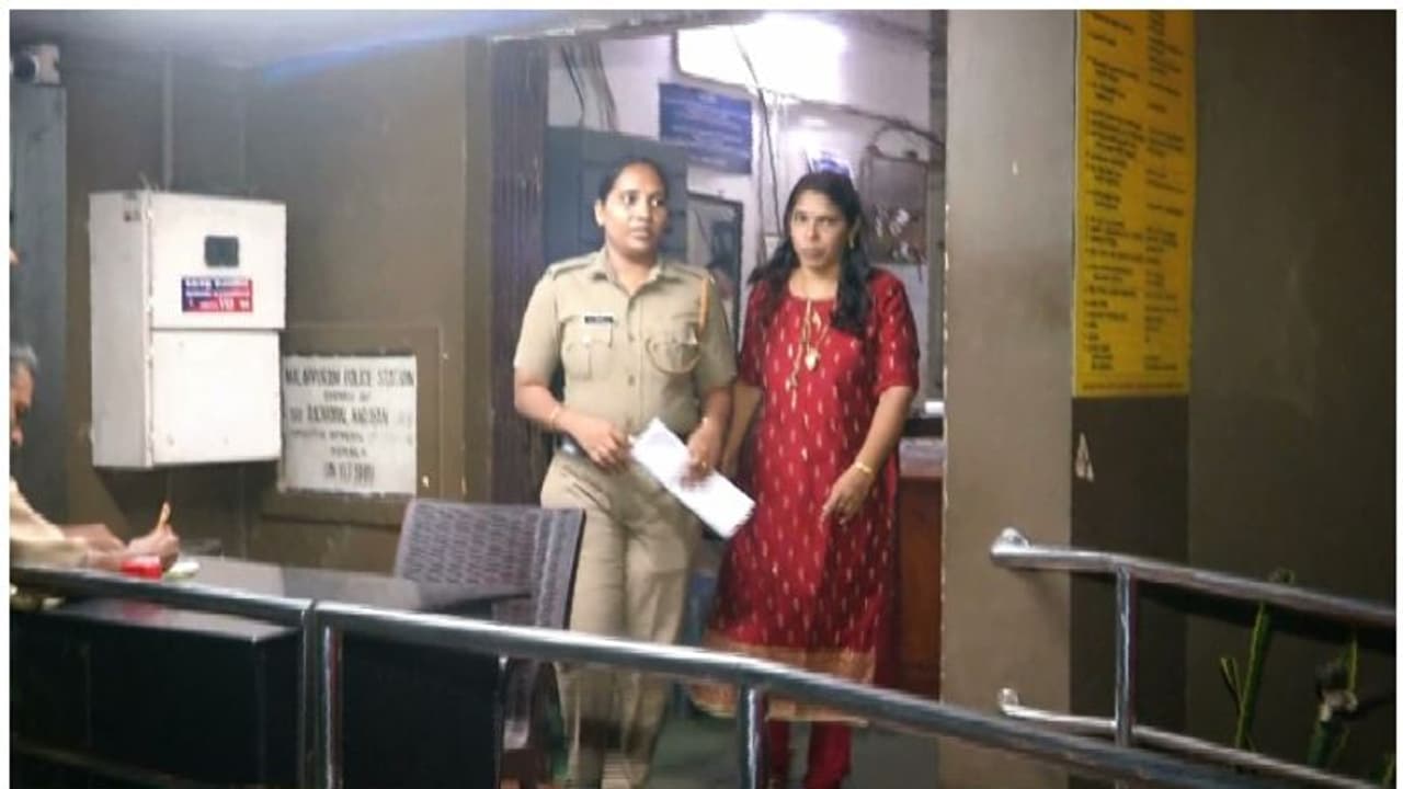 സാമ്പത്തിക തട്ടിപ്പു കേസ്: ഡിവൈഎസ്പിയുടെ ഭാര്യക്കെതിരെ കൂടുതല് പരാതികള് സാമ്പത്തിക തട്ടിപ്പു കേസ്: ഡിവൈഎസ്പിയുടെ ഭാര്യക്കെതിരെ കൂടുതല് പരാതികള്