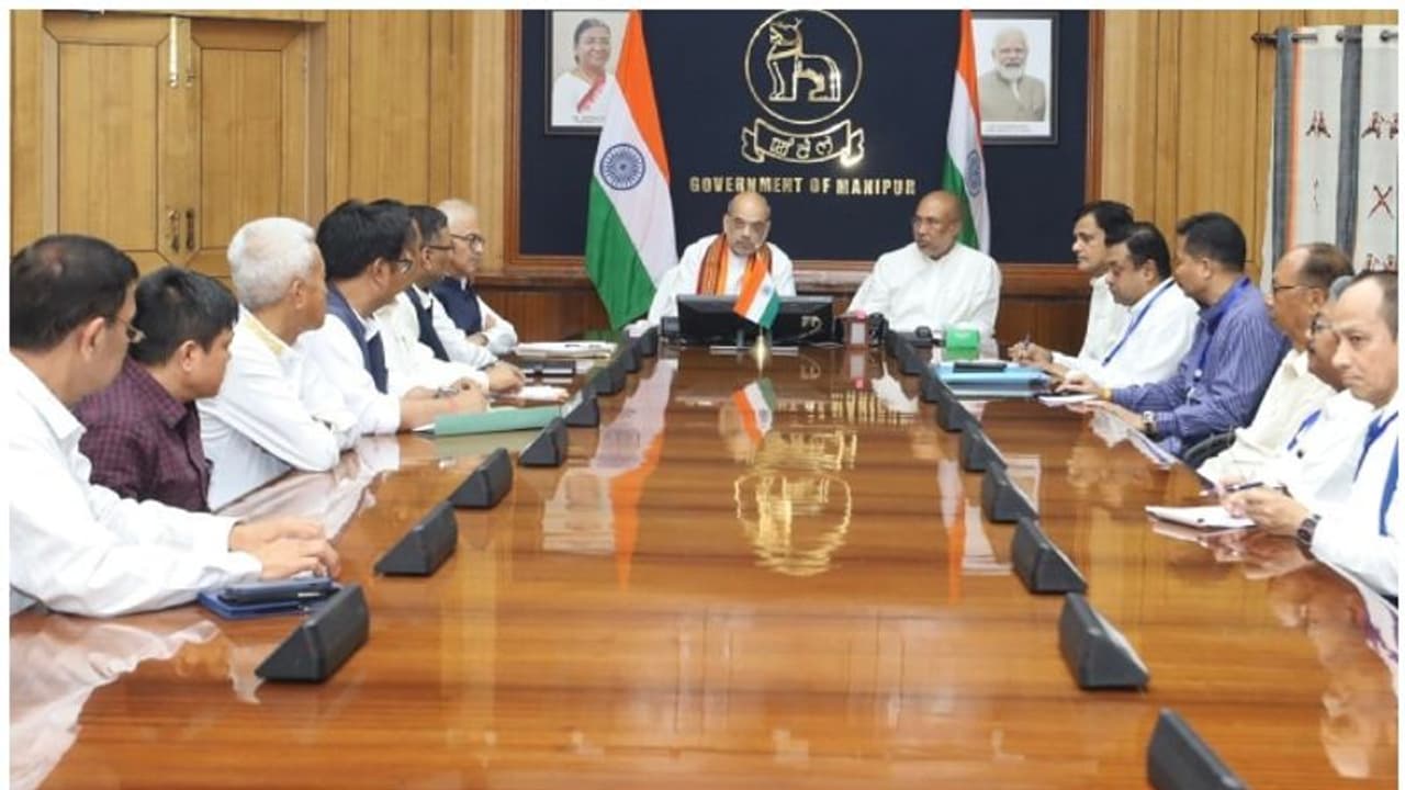 അമിത് ഷാ മണിപ്പൂരിൽ; മുഖ്യമന്ത്രിയും മന്ത്രിമാരുമായി കൂടിക്കാഴ്ച നടത്തി, സ്ഥിതിഗതികൾ വിലയിരുത്തി അമിത് ഷാ മണിപ്പൂരിൽ; മുഖ്യമന്ത്രിയും മന്ത്രിമാരുമായി കൂടിക്കാഴ്ച നടത്തി, സ്ഥിതിഗതികൾ വിലയിരുത്തി