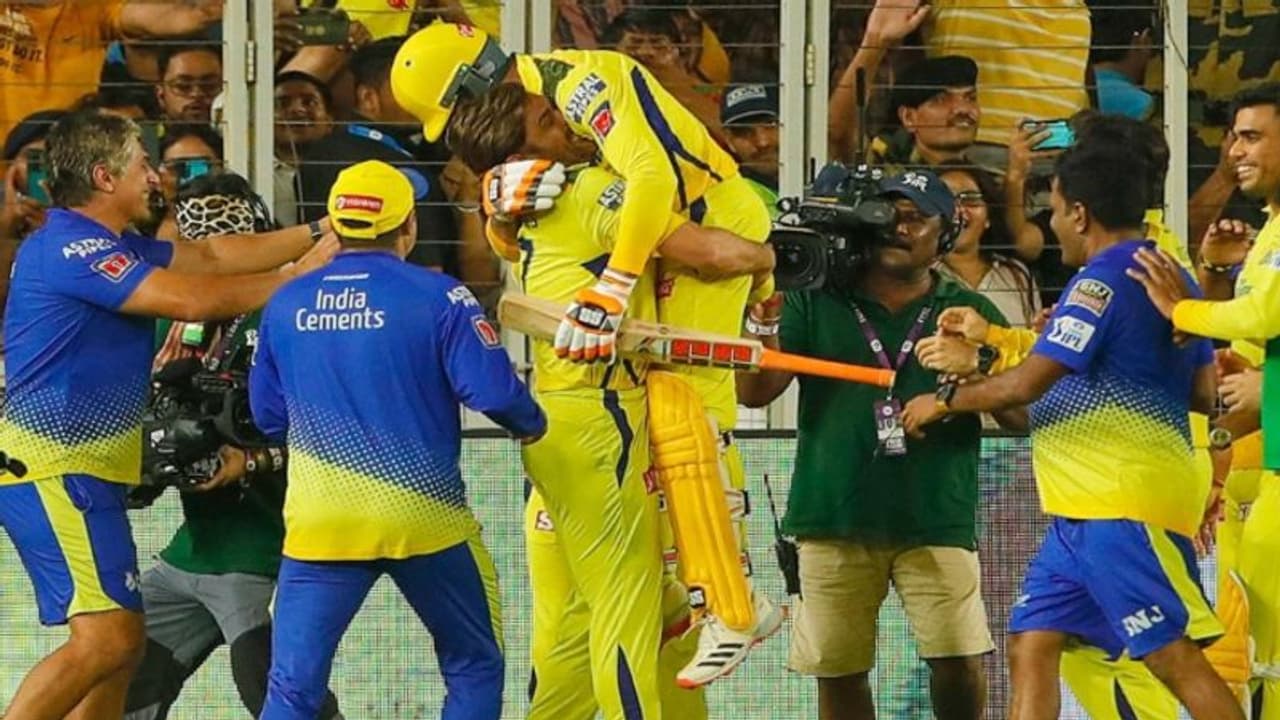 சிஎஸ்கேவுக்கு சாம்பியன் பட்டத்தை பெற்றுக் கொடுத்த ஜடேஜாவை அலேக்காக தூக்கிய தோனி!