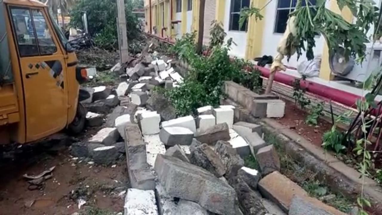 ಬೆಂಗ್ಳೂರಲ್ಲಿ ವರುಣನ ಅಬ್ಬರ: ಕಾಂಪೌಂಡ್ ಕುಸಿದು 10 ಬೈಕ್ಗಳಿಗೆ ಹಾನಿ ಬೆಂಗ್ಳೂರಲ್ಲಿ ವರುಣನ ಅಬ್ಬರ: ಕಾಂಪೌಂಡ್ ಕುಸಿದು 10 ಬೈಕ್ಗಳಿಗೆ ಹಾನಿ