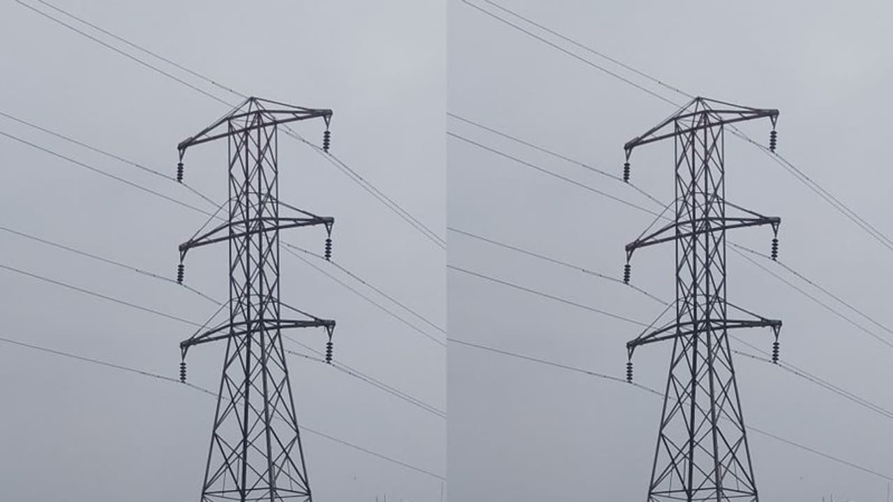 ఎలక్ట్రిక్ పోల్ నిలబెడుతుండగా కరెంట్ షాక్.. ఎనిమిది మంది కూలీలు మృతి