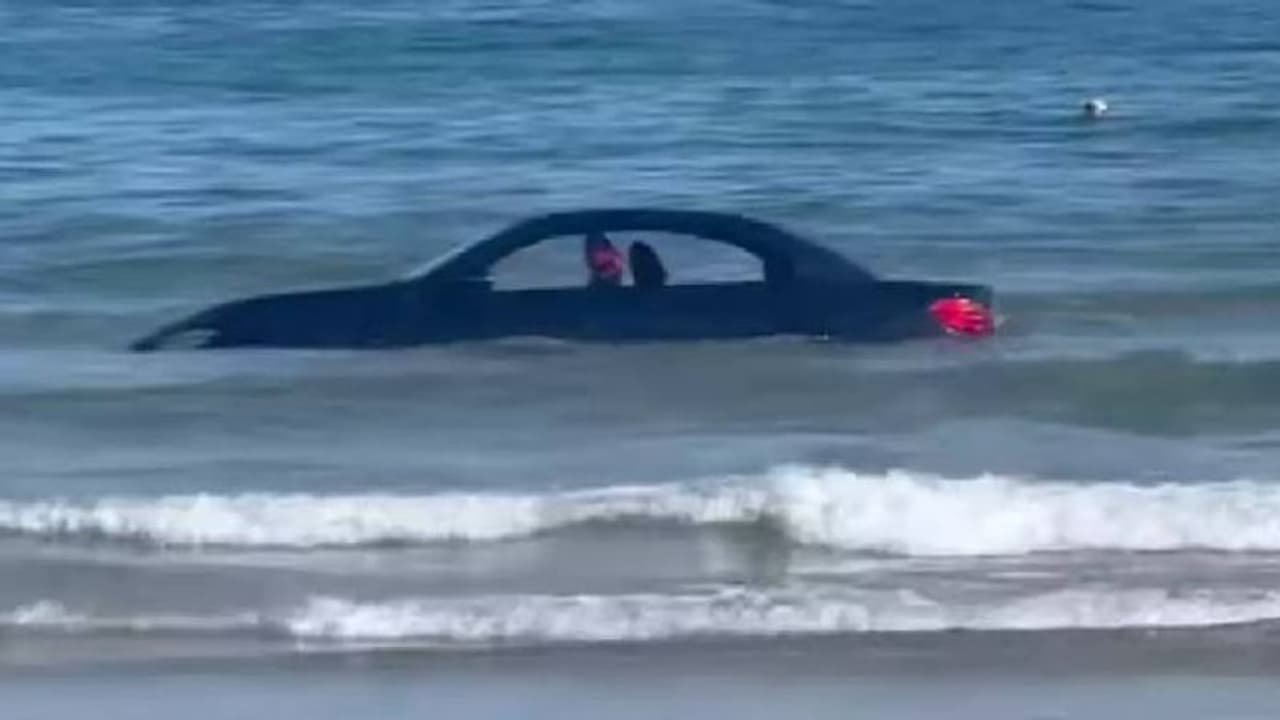 Viral video: കരയിൽ നിർത്തിയിട്ട ബിഎംഡബ്ല്യു തിരയിൽപ്പെട്ട് കടലിലിറങ്ങി, പിന്നെ സംഭവിച്ചത് Viral video: കരയിൽ നിർത്തിയിട്ട ബിഎംഡബ്ല്യു തിരയിൽപ്പെട്ട് കടലിലിറങ്ങി, പിന്നെ സംഭവിച്ചത്