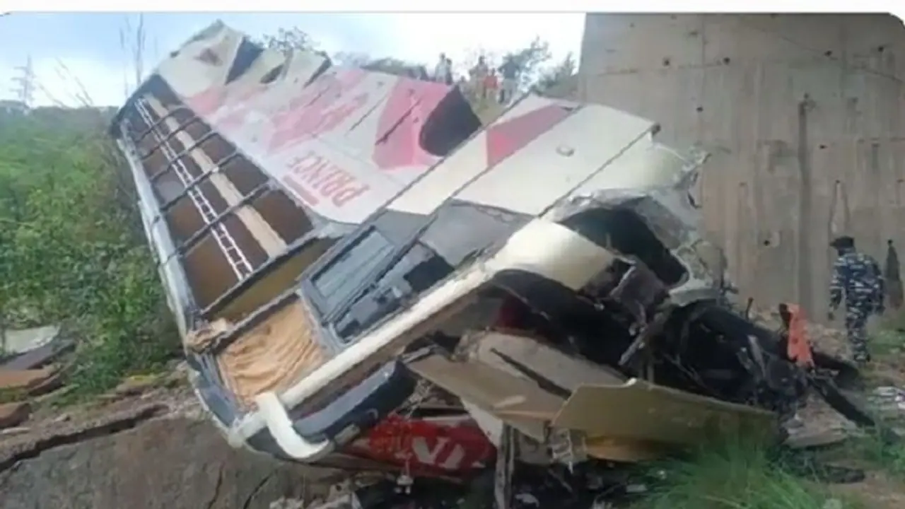 ಜಮ್ಮು ಕಾಶ್ಮೀರದಲ್ಲಿ ಭೀಕರ ಅಪಘಾತ: ವೈಷ್ಣೋದೇವಿ ಸನ್ನಿಧಿಗೆ ಹೋಗ್ತಿದ್ದ 10 ಮಂದಿ ಬಲಿ, 50ಕ್ಕೂ ಹೆಚ್ಚು ಜನರಿಗೆ ಗಾಯ ಜಮ್ಮು ಕಾಶ್ಮೀರದಲ್ಲಿ ಭೀಕರ ಅಪಘಾತ: ವೈಷ್ಣೋದೇವಿ ಸನ್ನಿಧಿಗೆ ಹೋಗ್ತಿದ್ದ 10 ಮಂದಿ ಬಲಿ, 50ಕ್ಕೂ ಹೆಚ್ಚು ಜನರಿಗೆ ಗಾಯ