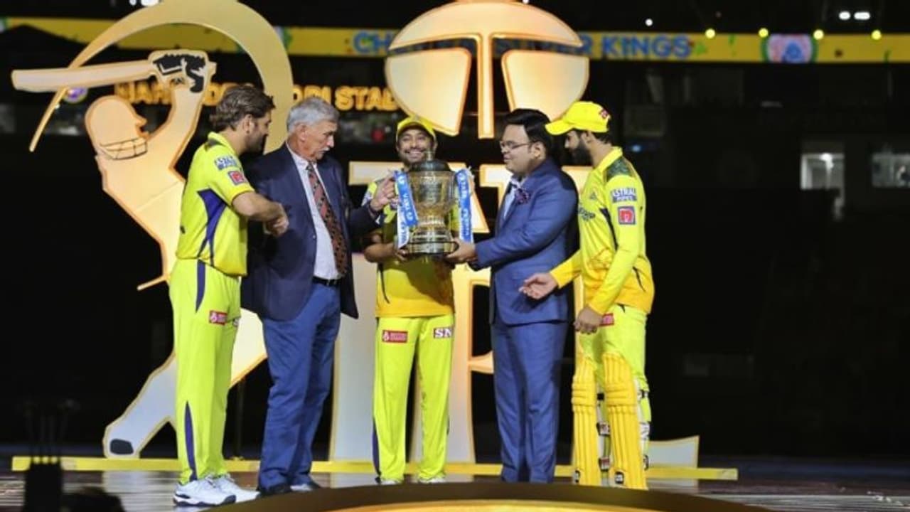 ചെന്നൈക്കായി കിരീടം ഏറ്റുവാങ്ങിയത് അംബാട്ടി റായുഡുവും ജഡേജയും ചേര്‍ന്ന്, ഇതാണ് യഥാര്‍ത്ഥ നായകനെന്ന് ആരാധകര്‍