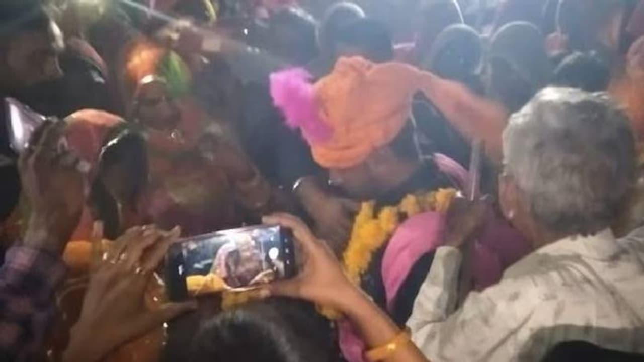 വിവാഹദിവസം ഓടിപ്പോയ വധുവിന് വേണ്ടി വിവാഹവേദിയിൽ വിവാഹവസ്ത്രവും ധരിച്ച് വരൻ കാത്തിരുന്നത് 13 ദിവസം