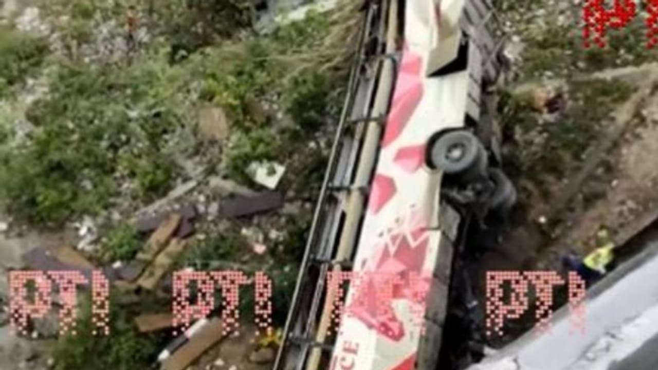 ജമ്മുകാശ്മീരിൽ ബസ് കൊക്കയിലേക്ക് വീണ് 7 മരണം, നിരവധിപ്പേര്ക്ക് ഗുരുതര പരിക്ക് ജമ്മുകാശ്മീരിൽ ബസ് കൊക്കയിലേക്ക് വീണ് 7 മരണം, നിരവധിപ്പേര്ക്ക് ഗുരുതര പരിക്ക്