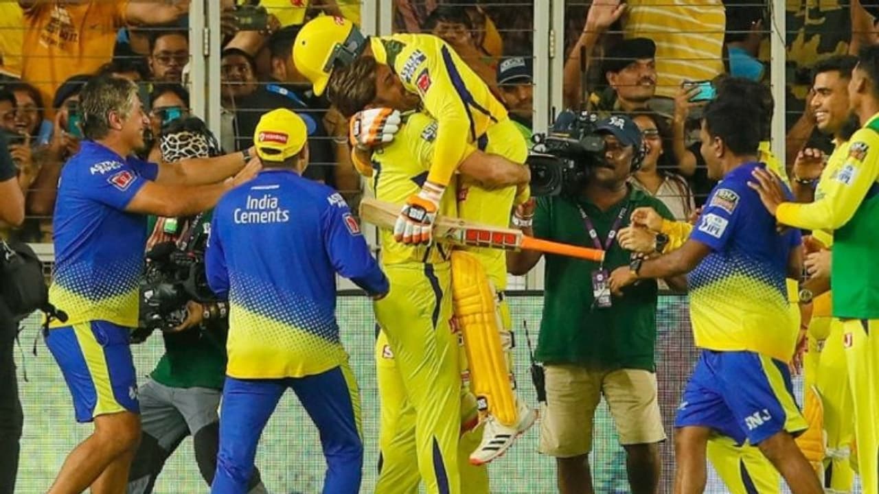 'ആര് പറഞ്ഞു ധോണിയും ജഡേജയും ഉടക്കാണെന്ന്', വിജയനിമിഷത്തില്‍ ജഡേജയെ എടുത്തുയര്‍ത്തി ധോണി വീഡിയോ