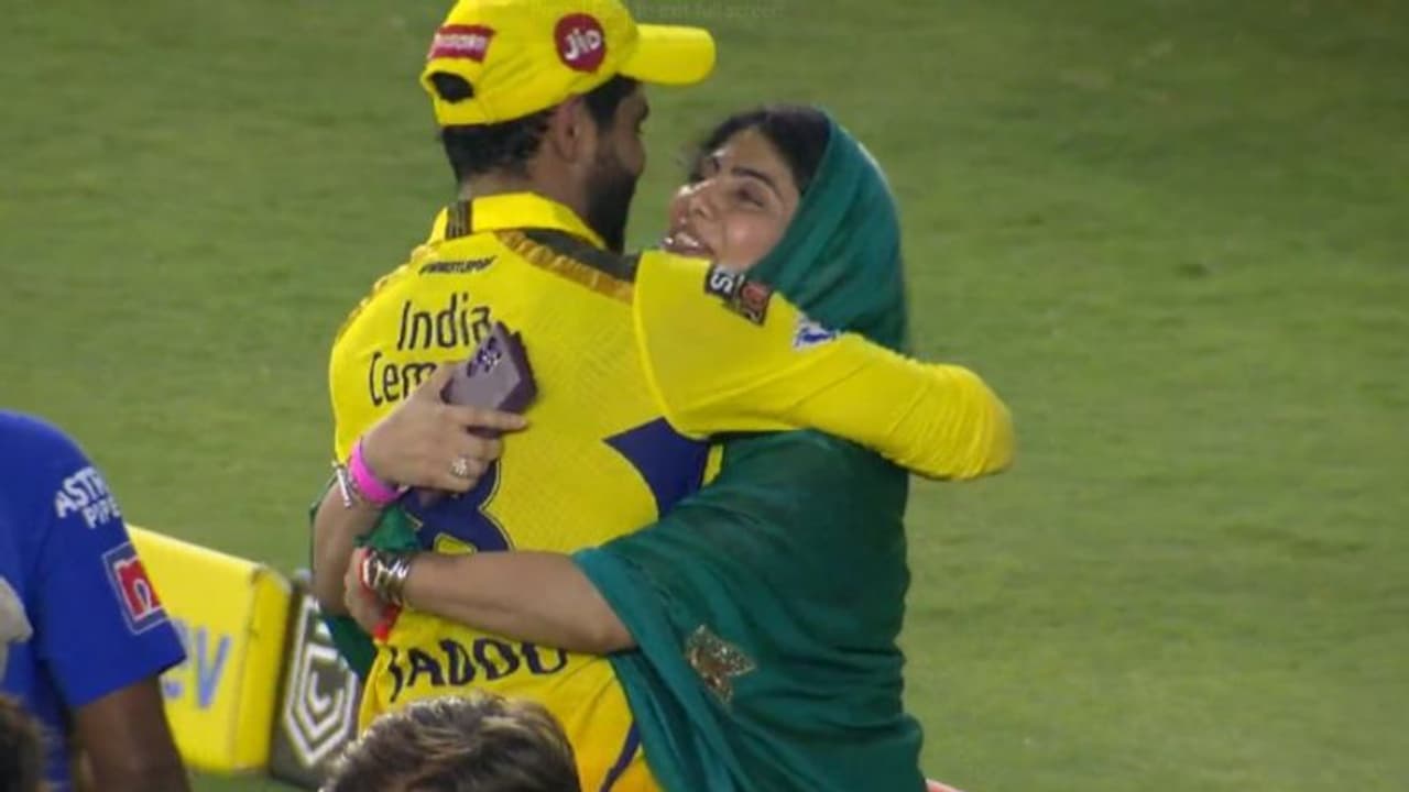 ఉత్కంఠ పోరులో చెన్నై సూపర్ విక్టరీ.. ఆనందంతో జడ్డూను హగ్ చేసుకున్న బీజేపీ ఎమ్మెల్యే ఉత్కంఠ పోరులో చెన్నై సూపర్ విక్టరీ.. ఆనందంతో జడ్డూను హగ్ చేసుకున్న బీజేపీ ఎమ్మెల్యే