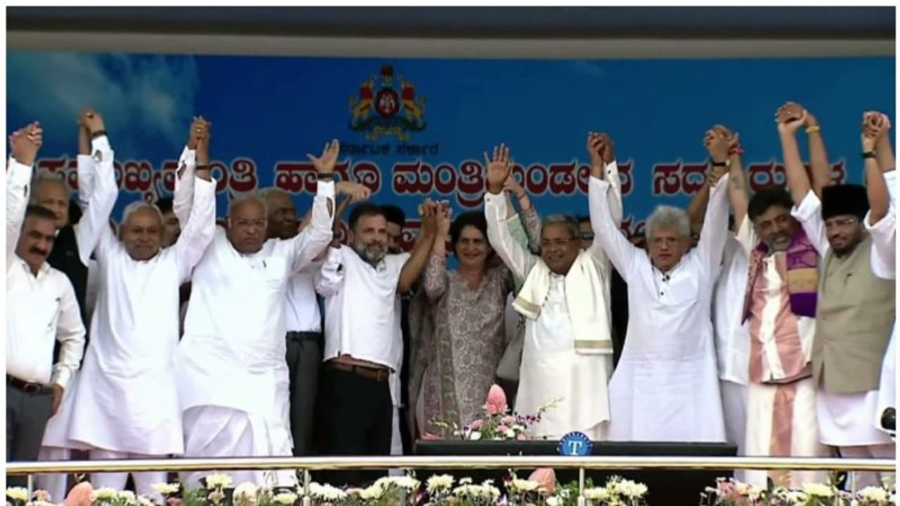 മോദിക്കെതിരെ കൈകോര്ക്കാന് പ്രതിപക്ഷം; ബദലാകുമോ സഖ്യനീക്കം? സാമ്പത്തികരംഗം ഉയർത്തി പ്രചാരണം മോദിക്കെതിരെ കൈകോര്ക്കാന് പ്രതിപക്ഷം; ബദലാകുമോ സഖ്യനീക്കം? സാമ്പത്തികരംഗം ഉയർത്തി പ്രചാരണം