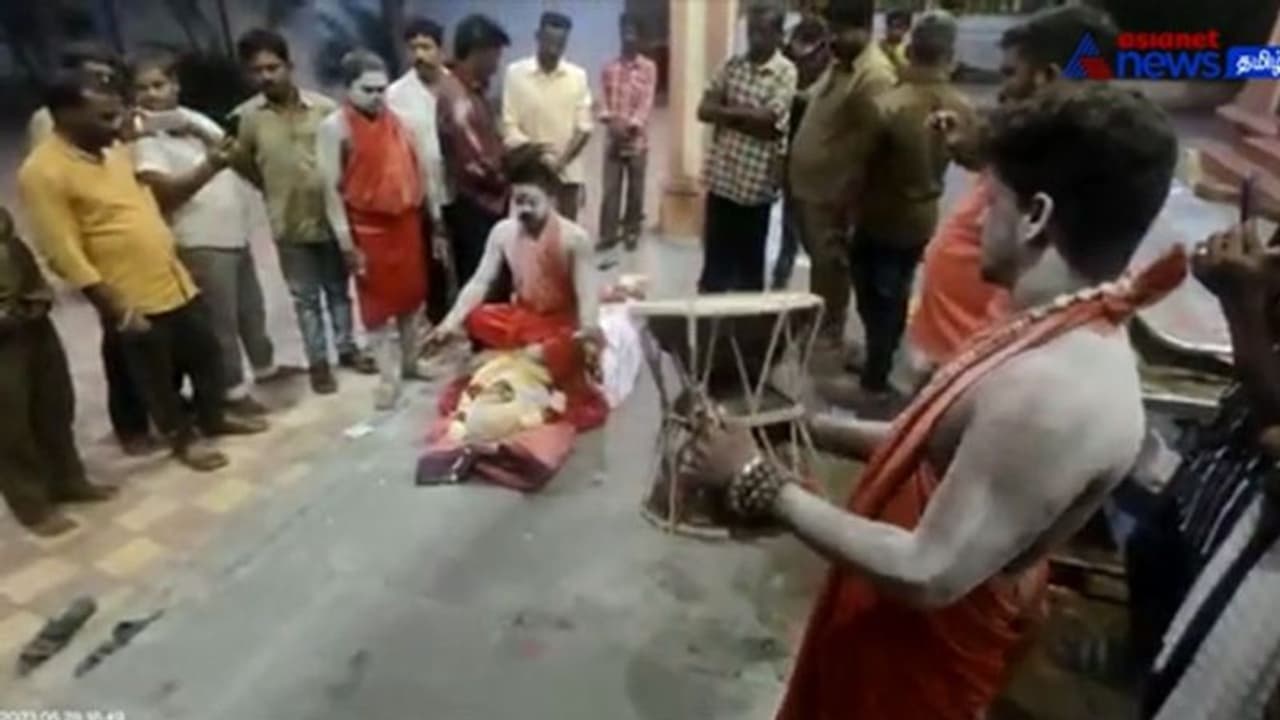 Watch : நடுரோட்டில் பிணத்தின் மீது உட்கார்ந்து பூஜை செய்த அகோரி; மக்கள் அதிர்ச்சி!!