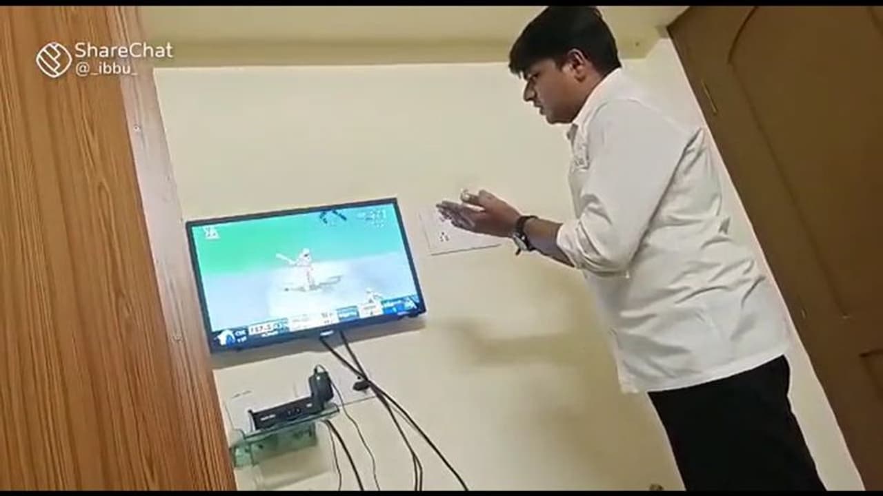 CSK Fan Prays for Victory : “ஆத்தா மகமாயி” சிஎஸ்கே வெற்றிக்காக கடைசி நிமிடம் வரை கடவுளிடம் போராடிய ரசிகர் CSK Fan Prays for Victory : “ஆத்தா மகமாயி” சிஎஸ்கே வெற்றிக்காக கடைசி நிமிடம் வரை கடவுளிடம் போராடிய ரசிகர்