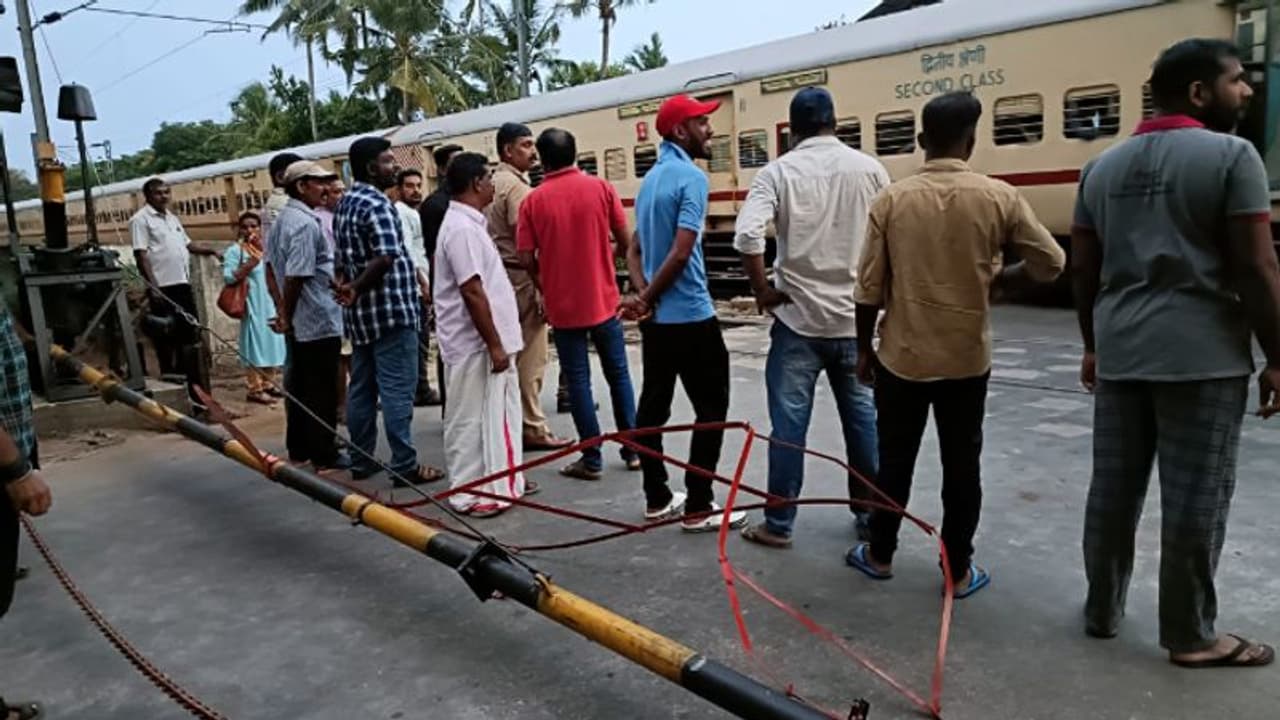 ഓട്ടോയിലെ വലയില്‍ തട്ടി, തിരുവനന്തപുരത്ത് റെയില്‍വെ ക്രോസില്‍ ഗേറ്റിന്‍റെ ഒരുഭാഗം പൊട്ടിവീണു
