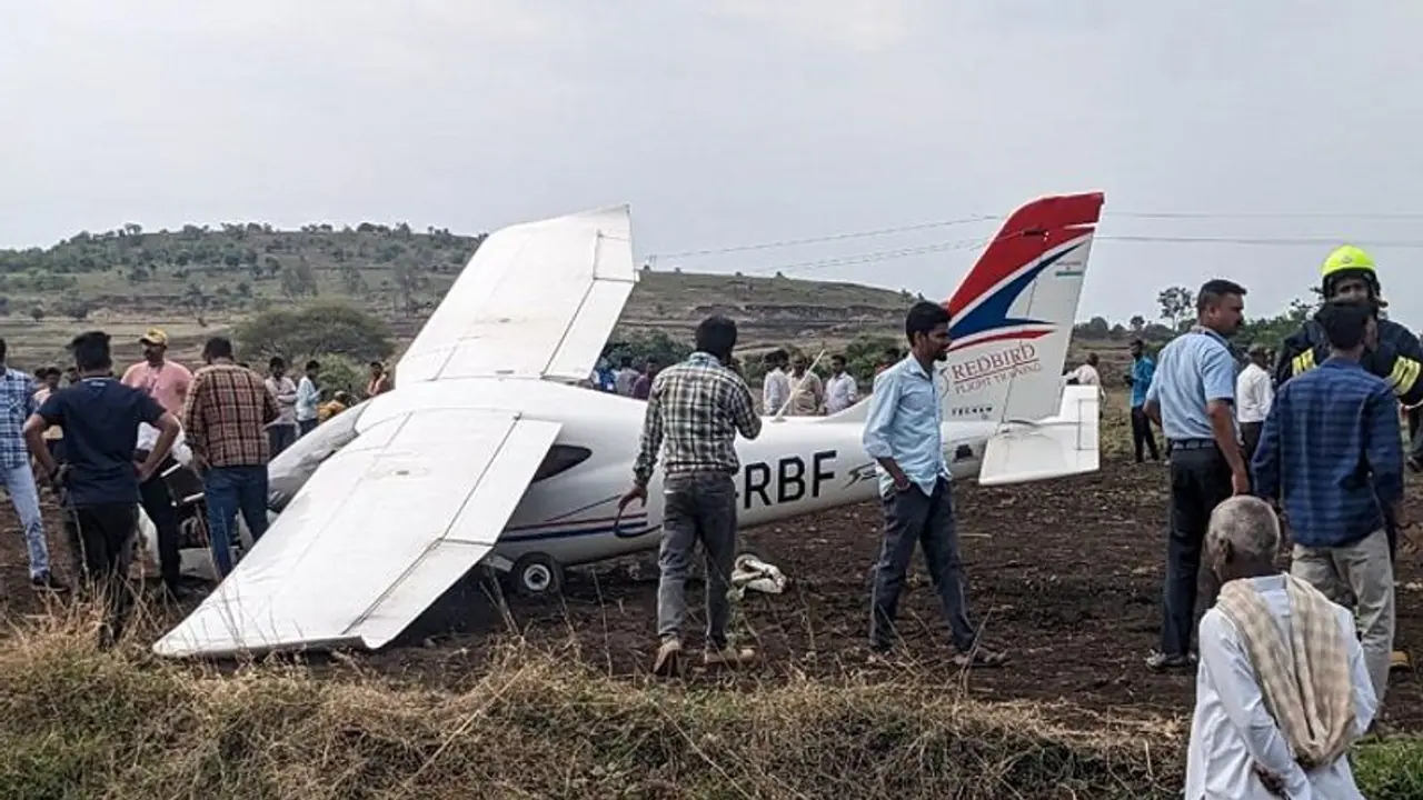 Karnataka: Training aircraft makes emergency landing in Belagavi; pilots sustain minor injuries Karnataka: Training aircraft makes emergency landing in Belagavi; pilots sustain minor injuries