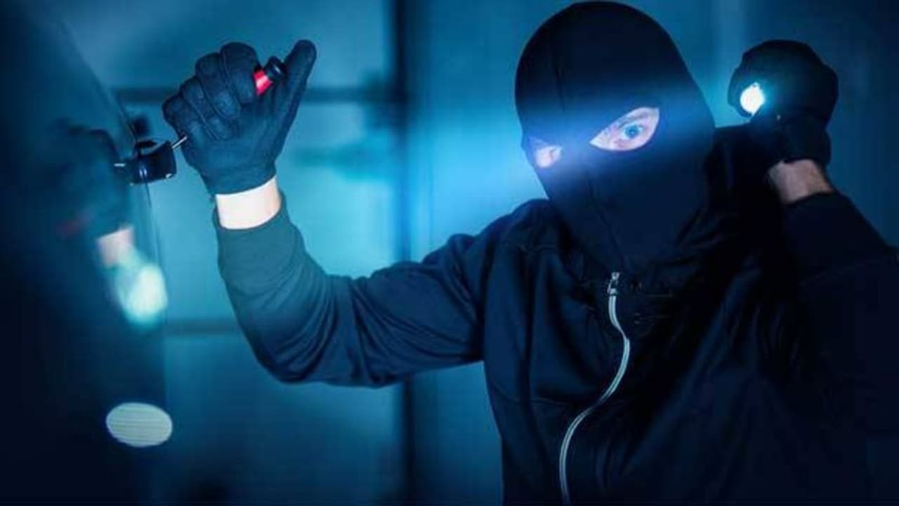 ജനൽ ചില്ല് തകർത്തു, ഗ്രിൽ അറുത്തുമാറ്റി; കൊല്ലത്ത് റിട്ട. അധ്യാപകന്‍റെ വീട്ടിൽ മോഷണം, സ്വർണ്ണാഭരണങ്ങൾ കവർന്നു