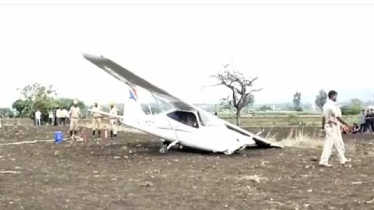 తప్పిన పెను ప్రమాదం.. బెళగావిలో ట్రైనింగ్ విమానం ఎమర్జెన్సీ ల్యాండింగ్.. పైలట్లకు గాయాలు తప్పిన పెను ప్రమాదం.. బెళగావిలో ట్రైనింగ్ విమానం ఎమర్జెన్సీ ల్యాండింగ్.. పైలట్లకు గాయాలు