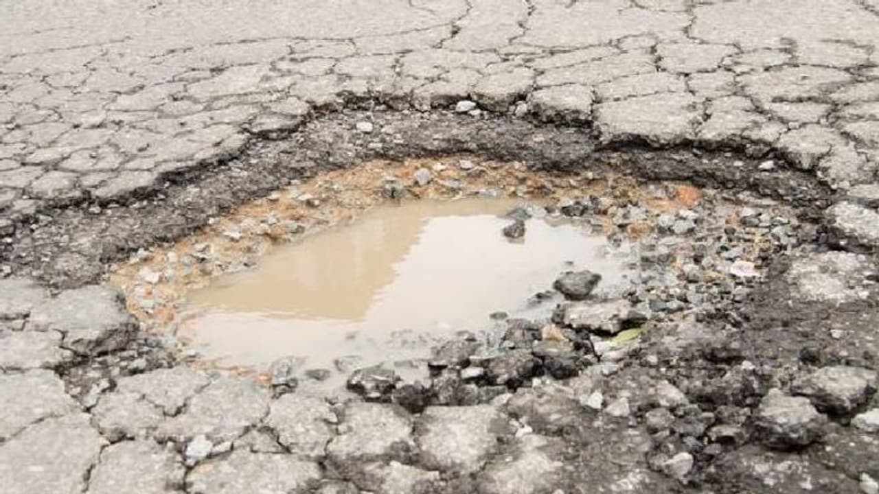 റോഡിലെ കുഴിയിൽ വീണ് പരിക്ക്, 12 കോടിയോളം നഷ്ടപരിഹാരം നൽകാൻ വിധി, സംഭവം യുകെയില്‍