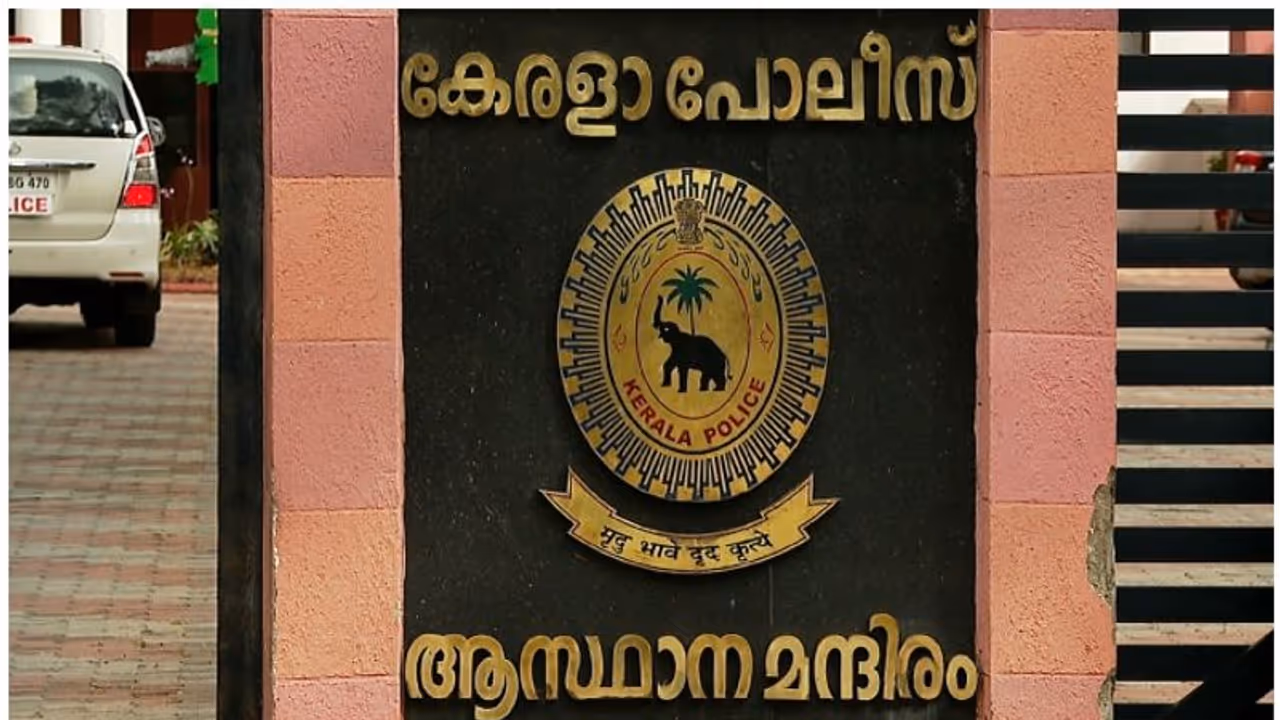 ഐപിഎസ് തലപ്പത്ത് അഴിച്ചു പണി, എഐജി ഹരിശങ്കറിന് ഇനി സൈബർ ഓപ്പറേഷൻ ചുമതല ഐപിഎസ് തലപ്പത്ത് അഴിച്ചു പണി, എഐജി ഹരിശങ്കറിന് ഇനി സൈബർ ഓപ്പറേഷൻ ചുമതല