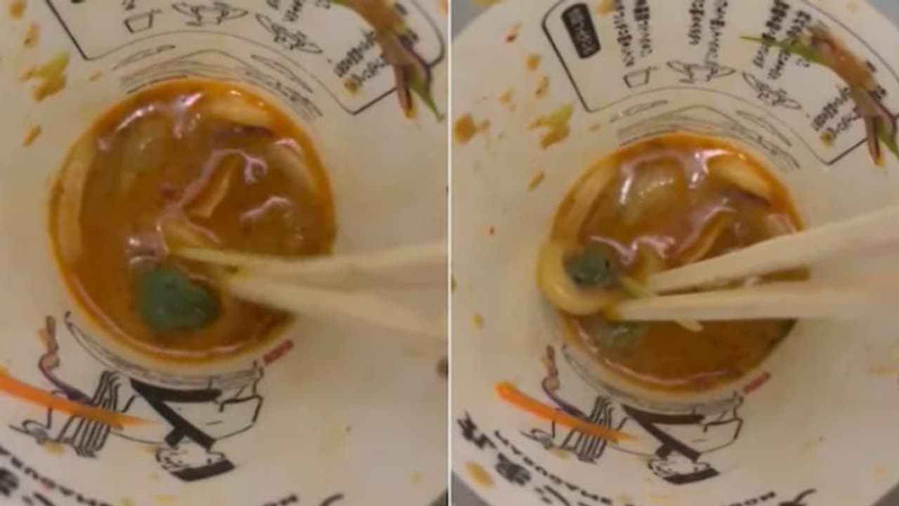 ఫుడ్ ఆర్డర్ చేస్తే.. అందులో బతికున్న కప్ప కనిపించడంతో..! ఫుడ్ ఆర్డర్ చేస్తే.. అందులో బతికున్న కప్ప కనిపించడంతో..!