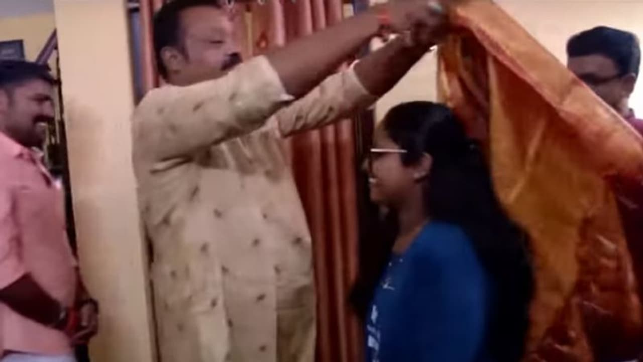 വാക്കുപാലിച്ച് സുരേഷ് ഗോപി, അക്രമിയെ ഇടിച്ചിട്ട അനഘയെ കാണാൻ വീട്ടിലെത്തി വാക്കുപാലിച്ച് സുരേഷ് ഗോപി, അക്രമിയെ ഇടിച്ചിട്ട അനഘയെ കാണാൻ വീട്ടിലെത്തി