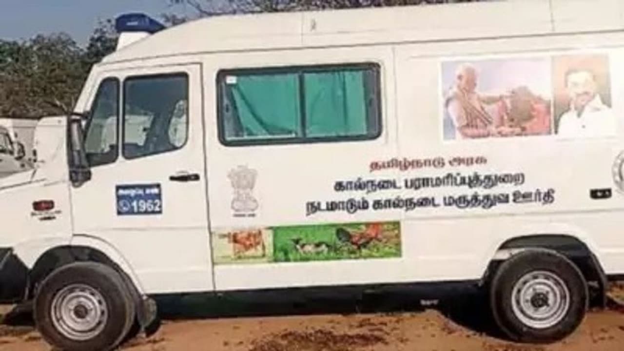 மோடியா? ஸ்டாலினா? ஸ்டிக்கர் சர்ச்சையால் பயன்பாடின்றி துருப்பிக்கும் புதிய கால்நடை ஆம்புலன்ஸ் வாகனங்கள்