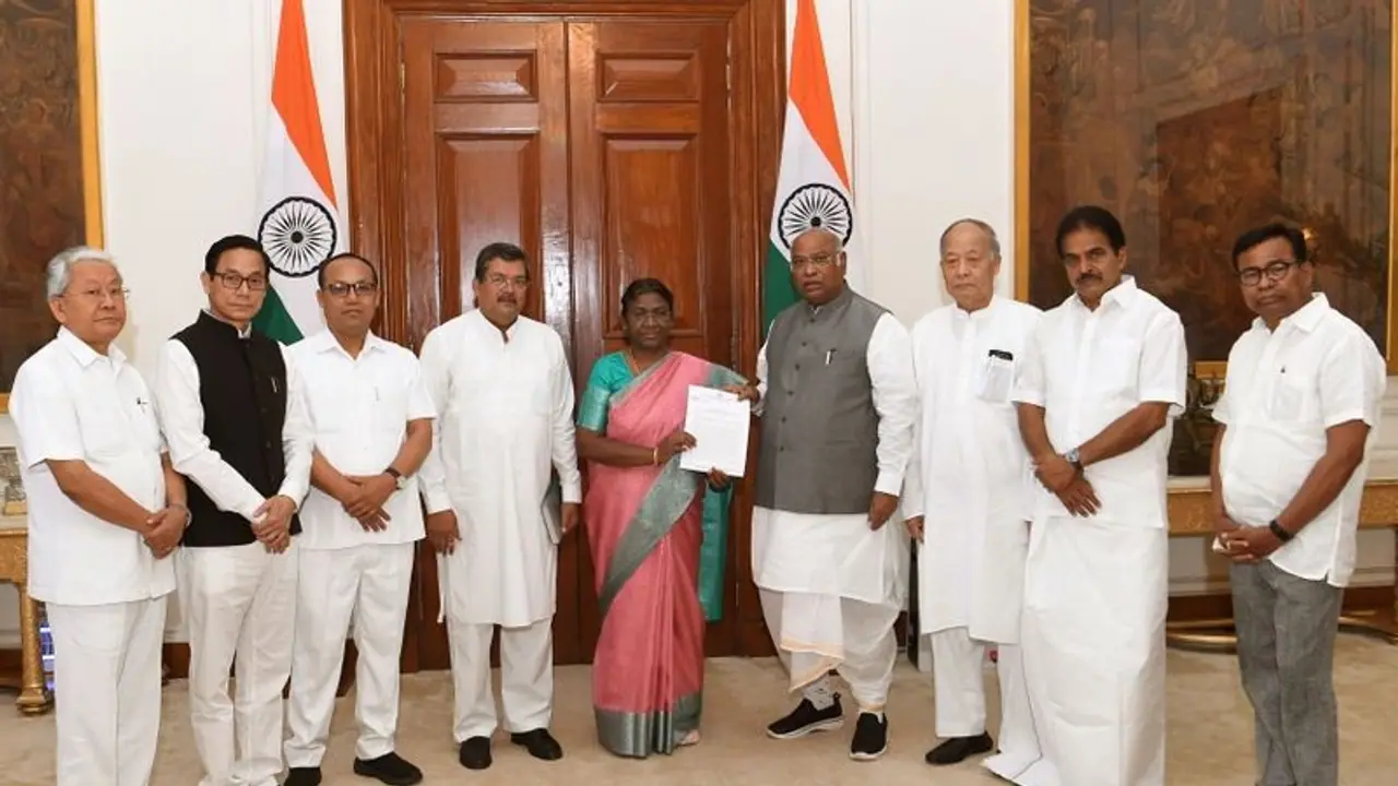 మణిపూర్ హింసాకాండపై న్యాయవిచారణకు కాంగ్రెస్ డిమాండ్.. రాష్ట్రపతికి వినతిపత్రం అందజేత మణిపూర్ హింసాకాండపై న్యాయవిచారణకు కాంగ్రెస్ డిమాండ్.. రాష్ట్రపతికి వినతిపత్రం అందజేత