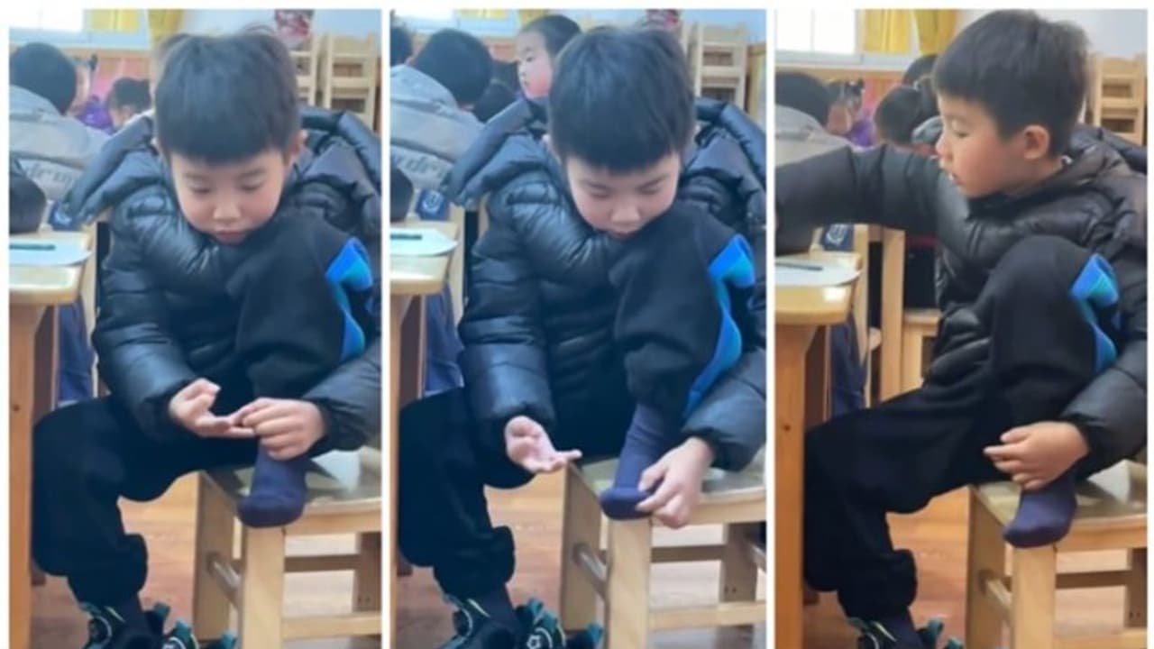 കണക്ക് കൂട്ടാന്‍ കൈയിലെയും കാലിലെയും വിരലുകളെണ്ണി കുട്ടി; അയ്യോ... നമ്മുടെ കുട്ടിക്കാലമല്ലേയെന്ന് നെറ്റിസണ്‍സ്