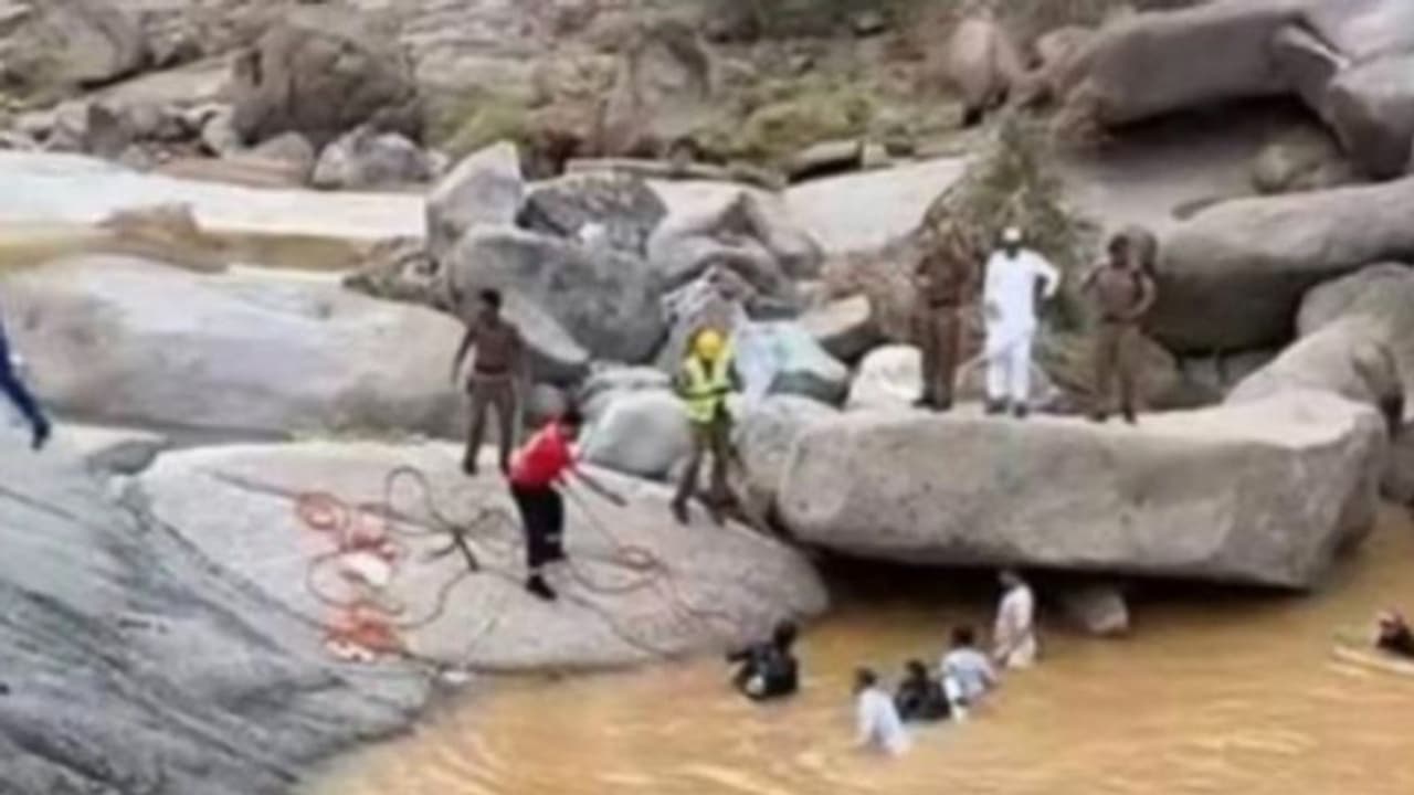 സൗദി അറേബ്യയില് കനത്ത മഴയെ തുടർന്ന് മലവെള്ളപ്പാച്ചിൽ, പെൺകുട്ടി മുങ്ങി മരിച്ചു സൗദി അറേബ്യയില് കനത്ത മഴയെ തുടർന്ന് മലവെള്ളപ്പാച്ചിൽ, പെൺകുട്ടി മുങ്ങി മരിച്ചു