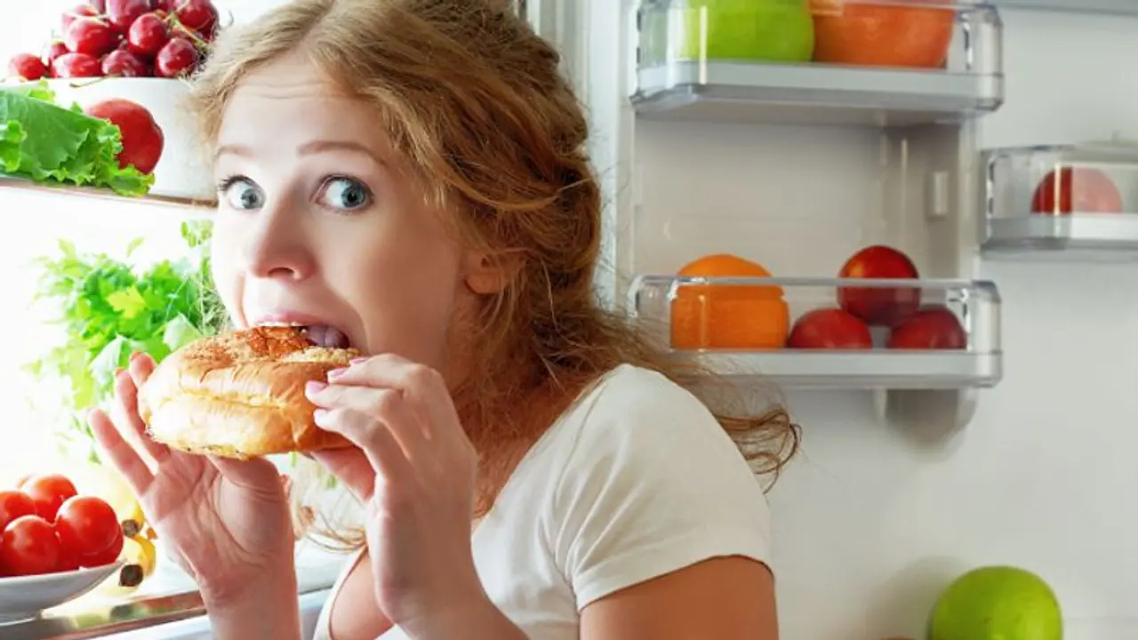 അമിതമായി ഭക്ഷണം കഴിക്കുന്നത് ഒഴിവാക്കാൻ പരീക്ഷിക്കാം ഈ ആറ് ടിപ്സ്... അമിതമായി ഭക്ഷണം കഴിക്കുന്നത് ഒഴിവാക്കാൻ പരീക്ഷിക്കാം ഈ ആറ് ടിപ്സ്...