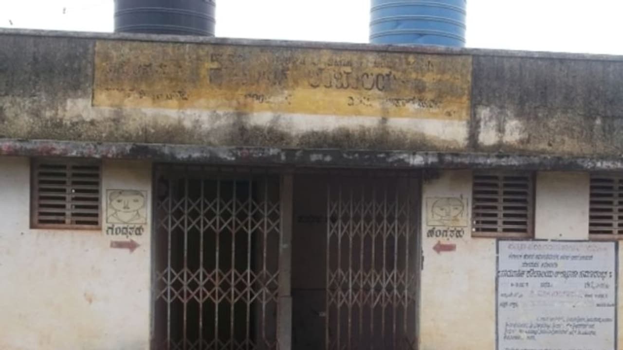 ಸೊರಬ: 16 ವರ್ಷಗಳಿಂದ ಪಾಳುಬಿದ್ದಿರೋ ಶೌಚಾಲಯ ಅಕ್ರಮ ಚಟುವಟಿಕೆಗಳ ತಾಣ!