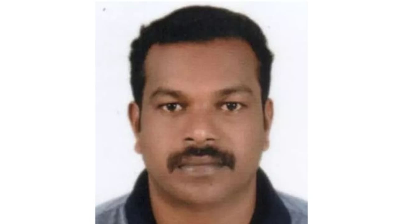 വിസ മാറാനായി ഒമാനിലെത്തിയ പ്രവാസി മലയാളി യുവാവ് ഹൃദയാഘാതം മൂലം മരിച്ചു വിസ മാറാനായി ഒമാനിലെത്തിയ പ്രവാസി മലയാളി യുവാവ് ഹൃദയാഘാതം മൂലം മരിച്ചു